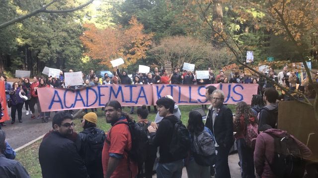 Striking UCSC grad workers and supporters (Credit: Twitter @bananaslums)